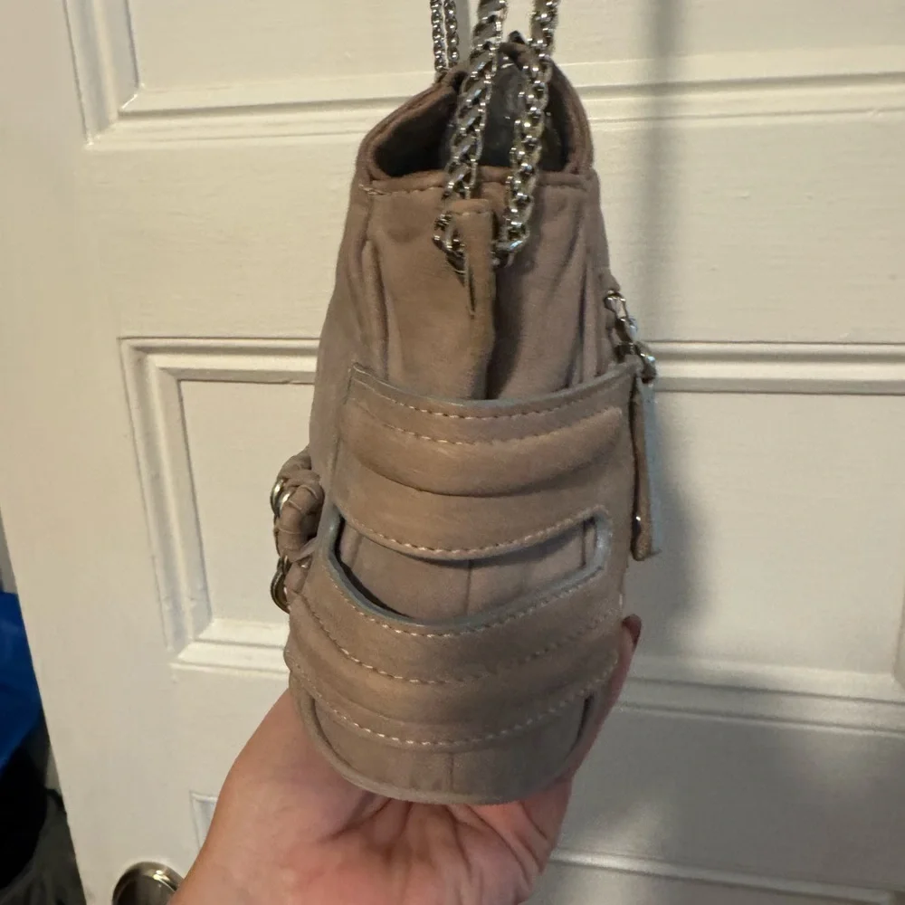 ❤️🔥❤️🔥 Be & D Elegant Tan with Silver Chain Shoulder Bag - Picture 3 of 7